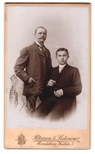 Fotografie Petersen & Listenow, Rendsburg, Wallstrasse 1, Junger Mann und Herr im Anzug mit Krawatte
