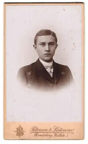 Fotografie Petersen & Listenow, Rendsburg, Wallstrasse 1, Junger Herr im Anzug mit Krawatte