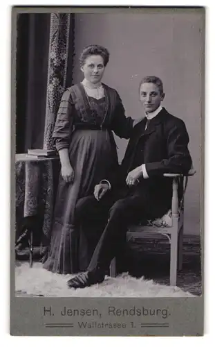 Fotografie H. Jensen, Rendsburg, Wallstrasse 1, Junges Paar in modischer Kleidung