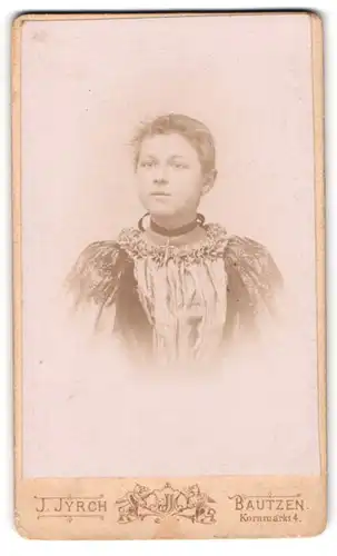 Fotografie J. Jyrich, Bautzen, Kornmarkt 4, Junge Dame im Kleid mit Kreuzkette