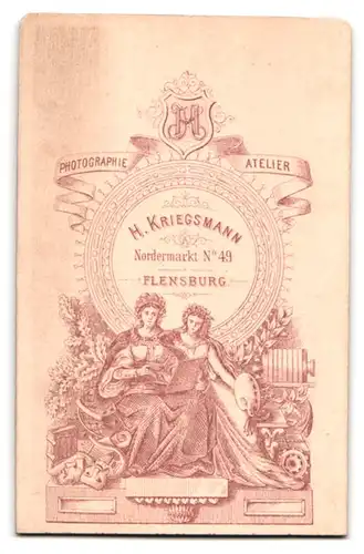 Fotografie H. Kriegsmann, Flensburg, Nordermarkt 49, Junger Herr im Anzug mit Fliege