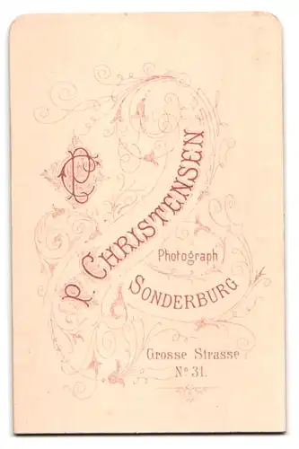 Fotografie P. Christensen, Sonderburg, Grosse Strasse 31, Elegant gekleideter Herr mit Schnauzbart