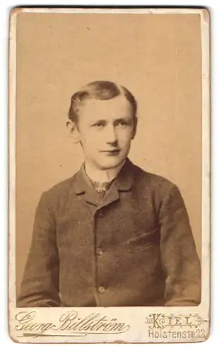 Fotografie Georg Billström, Kiel, Hostenstrasse 22, Halbwüchsiger Knabe im Anzug mit Krawatte