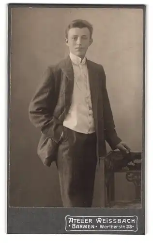 Fotografie Atelier Weissbach, Barmen, Wertherstrasse 23, Junger Herr im Anzug mit Krawatte