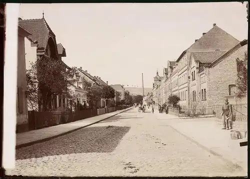 Fotografie Brück & Sohn Meissen, Ansicht Sangerhausen, Blick in die Regelstrasse mit Wohnhäusern