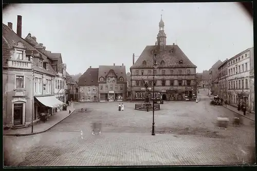 Fotografie Brück & Sohn Meissen, Ansicht Penig, Blick auf den Markt mit Rathaus und Geschäften