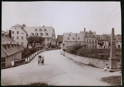 Fotografie Brück & Sohn Meissen, Ansicht Geringswalde, Strassenpartie mit Postsäule und Blick in die Stadt