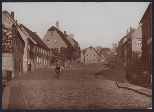 Fotografie Brück & Sohn Meissen, Ansicht Kohren, Marktplatz mit Wohnhäusern und Briefträger