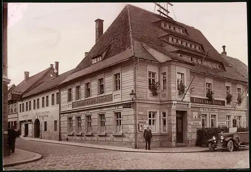 Fotografie Brück & Sohn Meissen, Ansicht Neustadt i. Sa., Strassenpartie am das Hotel zum Stern, Auto mit Kühlerfigur