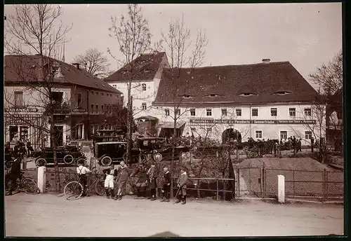 Fotografie Brück & Sohn Meissen, Ansicht Panschwitz, Dorfplatz mit Blick auf den Gasthof zu Panschwitz, Warenhaus, Auto
