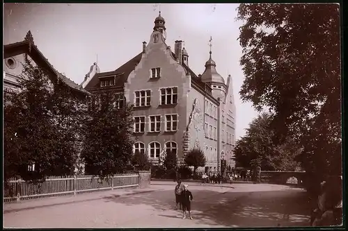 Fotografie Brück & Sohn Meissen, Ansicht Kötzschenbroda, Partie an der neuen Schule mit Schulkindern