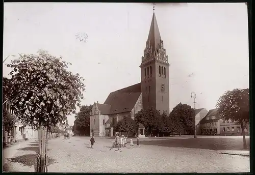 Fotografie Brück & Sohn Meissen, Ansicht Bad Liebenwerda, Blick auf den Markt mit Kirche und Geschäften