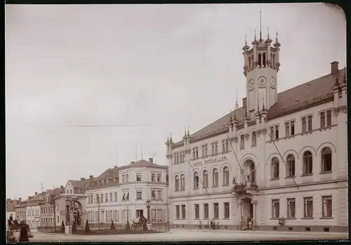 Fotografie Brück & Sohn Meissen, Ansicht Ehrenfriedersdorf, Marktplatz mit Rathaus und Gschäft J. F. Baumann, Denkmal