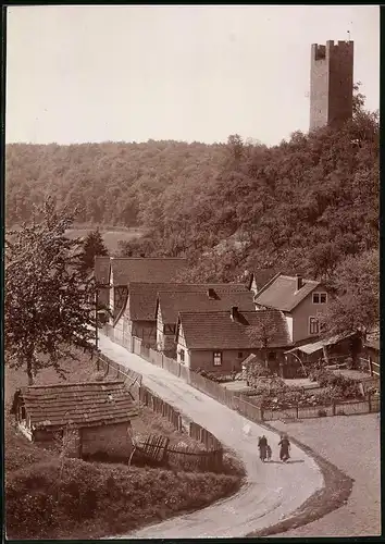 Fotografie Brück & Sohn Meissen, Ansicht Tautenburg i. Thür., Partie im Ort mit Blick zum Tautenberg und Turm