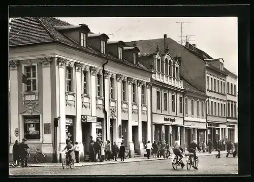 AK Fürstenwalde /Spree, Passanten in der Mühlenstrasse