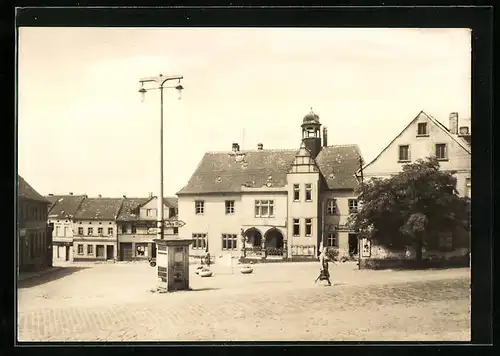 AK Landsberg /Saalkreis, Spaziergängerin auf dem Markt