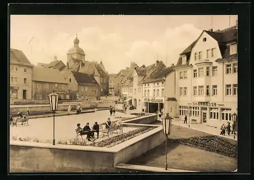 AK Querfurt, Spaziergänger am Dreieck mit Blick auf die Kirche