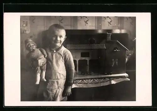 Foto-AK Fritz Hartmann mit Puppe und Puppenstube