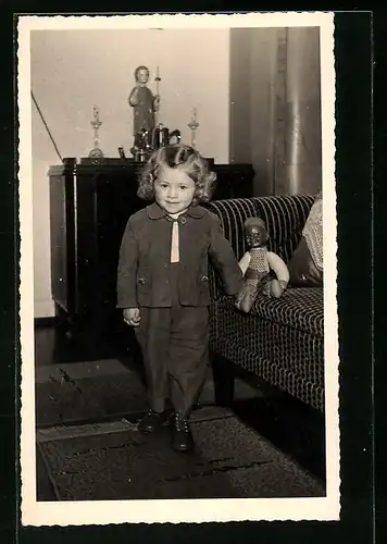 Foto-AK Süsses blondes Mädchen mit dunkelhäutiger Puppe