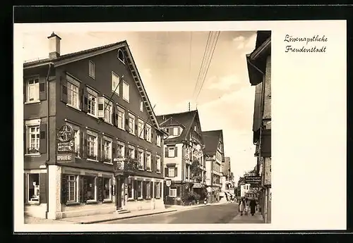 AK Freudenstadt im Schwarzwald, Strassenpartie mit Löwenapotheke