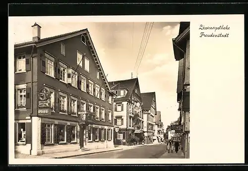 AK Freudenstadt, Passanten vor der Löwenapotheke