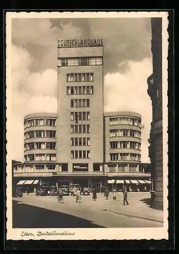 AK Essen, Passanten vor dem Deutschlandhaus