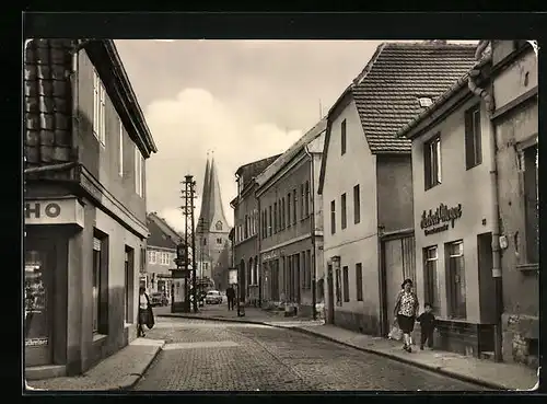 AK Egeln, Breiter Weg mit Passanten und Kirche