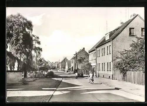 AK Muldenstein /Kr. Bitterfeld, Mopedfahrer in der Jessnitzer Strasse