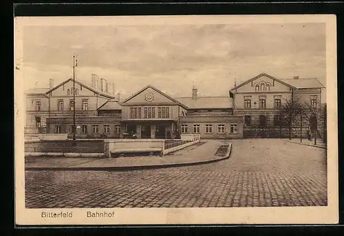 AK Bitterfeld, Bahnhof mit Vorplatz
