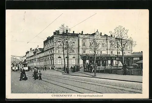 AK Chemnitz, Spaziergänger vor dem Hauptbahnhof