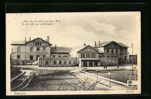 AK Bitterfeld, Passanten auf dem Vorplatz vor dem Bahnhof