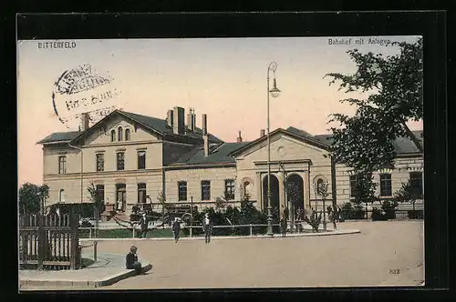 AK Bitterfeld, Bahnhof mit Passanten in den Anlagen