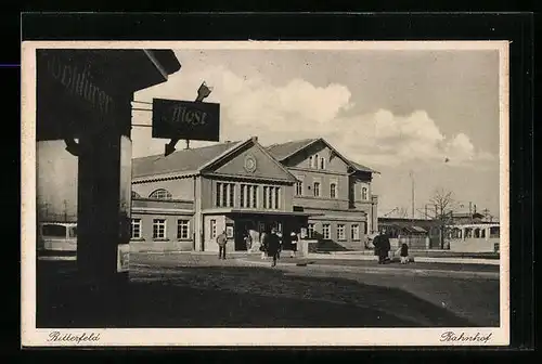 AK Bitterfeld, Fahrgäste auf dem Weg zum Bahnhof