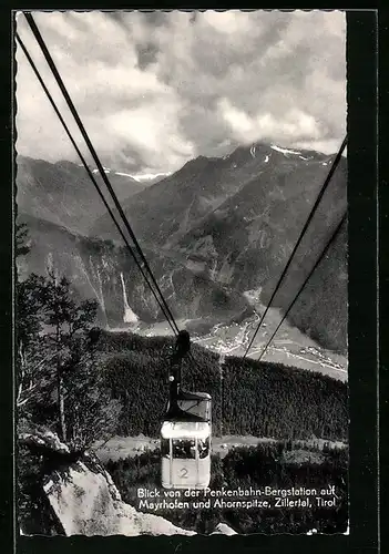 AK Blick von der Penkenbahn-Bergstation auf Mayrhofen und Ahornspitze, Seilbahn