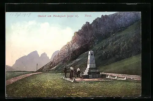 AK Pordoijoch, Wanderer am Obelisk