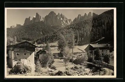 AK Val di Funes, Ortsansicht mit Gebirgskette