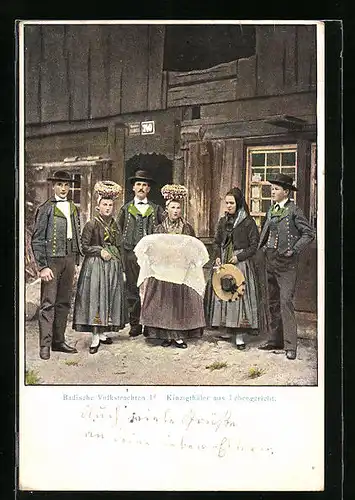 AK Kinzigthäler aus Lehengericht vor einem Haus stehend, Schwarzwälder Tracht