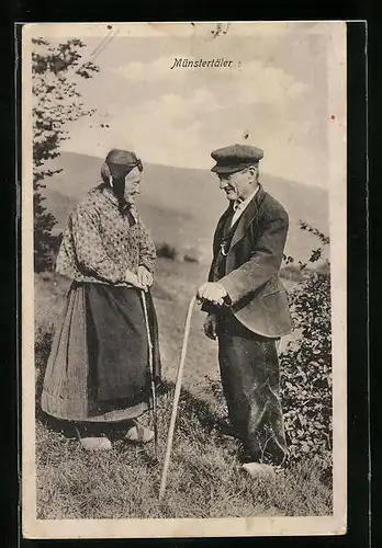 AK Betagtes Bauernpaar aus dem Münstertal auf dem Felde stehend