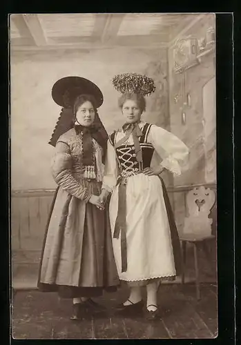 AK Zwei schöne junge Frauen in Schwarzwälder Tracht