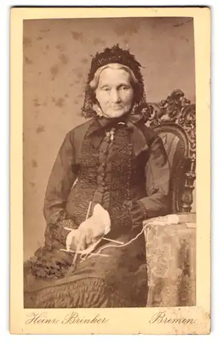 Fotografie Heinr. Brinker, Bremen, Wall 128, Portrait schöne Frau mit Rüschenhaube beim Stricken