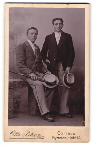 Fotografie Otto Putzar, Cottbus, Gymnasialstr. 14, Portrait zwei stattliche junger Männer mit Hüten