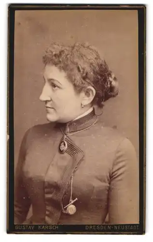 Fotografie Gustav Karsch, Dresden-Neustadt, Gr. Meissenerstr. 17, Portrait schöne junge Frau mit Amulett-Kette