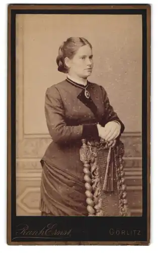 Fotografie Reinh. Ernst, Görlitz, Moltkestr. 11a, Portrait schönes Fräulein im prachtvollen Kleid