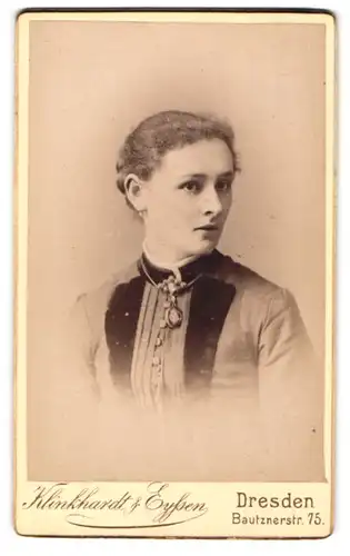 Fotografie Klinkhardt & Eyssen, Dresden, Bautznerstr. 75, Portrait bildschönes Fräulein mit Brosche und Halskette