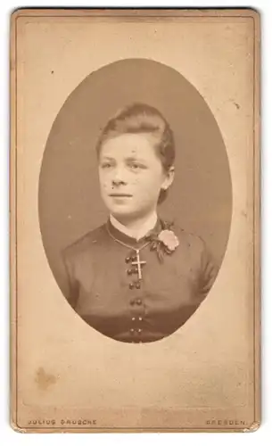 Fotografie Julius Grusche, Dresden, Bautzner Str. 39, Portrait schönes Fräulein mit eleganter Ansteckblume