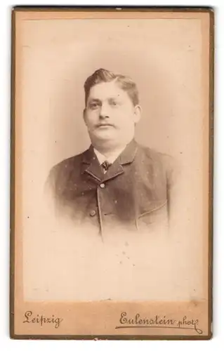 Fotografie Eulenstein phot., Leipzig, Zeitzerstr. 30, Portrait stattlicher Mann im Jackett