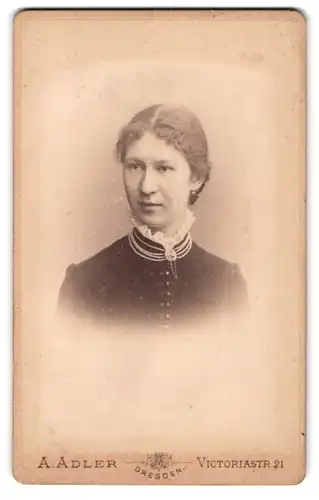 Fotografie A. Adler, Dresden, Victoriastr. 21, Portrait blonde Dame mit elegantem Halsschmuck