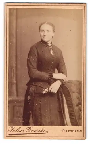 Fotografie Julius Grusche, Dresden-N., Bautzenerstr. 39, Portrait schöne junge Frau elegant im Kleid