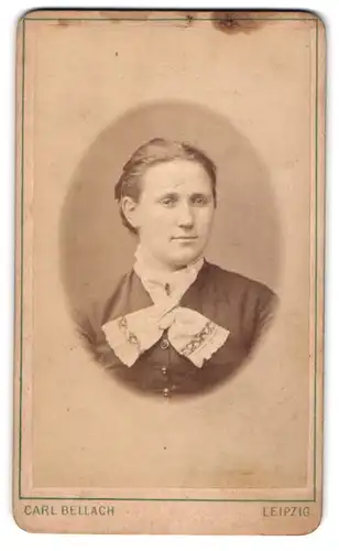Fotografie Carl Bellach, Leipzig, Gellertstr. 4, Portrait schöne junge Frau mit besticktem Halstuch