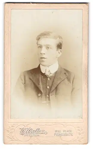 Fotografie W. Walton, Preston, Hill Place, Portrait blonder junger Mann elegant im Jackett
